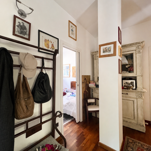 Ingresso caldo con dettagli rustici